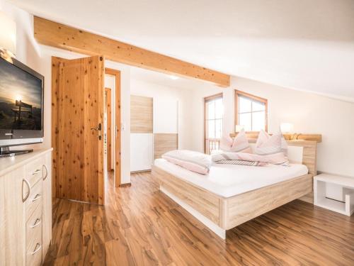 阿尔普巴赫谷地赖特Exquisite Apartment in Reith im Alpbachtal near Ski Resort and Lake的一间白色卧室,配有床和电视