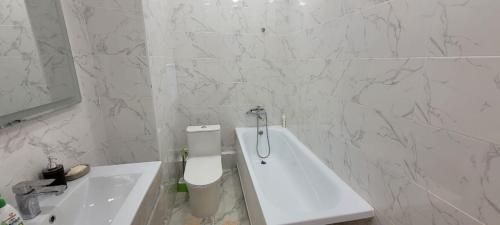 阿特劳ABYROY-RESIDENCE的白色的浴室设有卫生间和水槽。
