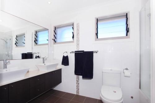 马库拉15 Wave Crescent的白色的浴室设有水槽和卫生间。