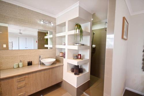 库鲁姆海滩Stunning Home With Spectacular Views的一间带水槽和镜子的浴室