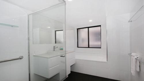 马库拉Unit 3 Phoenix的白色的浴室设有水槽和淋浴。