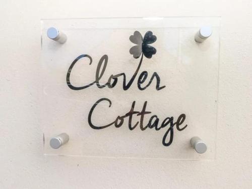 哈佛威斯特Clover Cottage的花上花的玻璃办公室标志