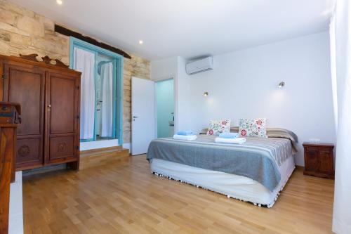 卡拉瓦索斯Cyprus Villages Kalavasos的一间卧室配有一张床,铺有木地板