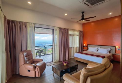 哥打京那巴鲁科科尔避风港度假村的酒店客房设有一张床和一个阳台。