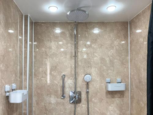 德拉姆纳德罗希特黑蓟度假屋的设有带2个盥洗盆和淋浴的浴室。