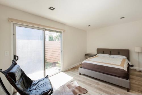 洛杉矶Tranquility in Prime Location with Private Pool的一间卧室设有一张床和一个大窗户