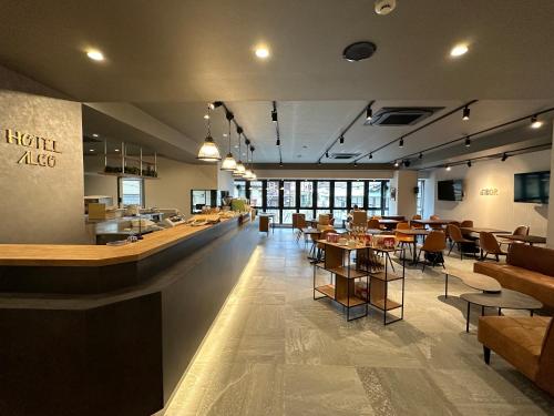 神户HOTEL ALGO的餐厅设有酒吧和桌椅