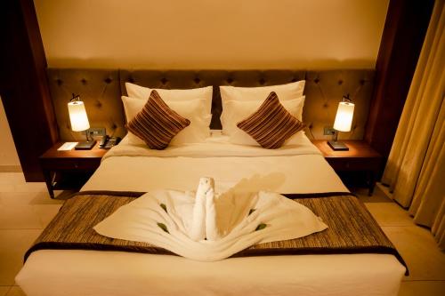 RourkelaHOTEL PAHADI的酒店客房,配有带毛巾的床