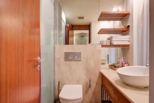 北京Beijing Yasmine Seasons Park Apartment Hotel的浴室配有白色卫生间和盥洗盆。