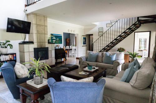 香槟谷Champagne Properties, Porterfield Estate的带沙发和电视的客厅