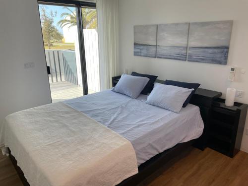 卡巴纳斯·德·塔维拉Ocean View Top Luxury New Built T1 -WPOV1的一间卧室配有一张大床和两个枕头