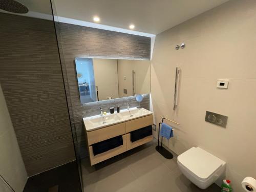 卡巴纳斯·德·塔维拉Ocean View Top Luxury New Built T1 -WPOV1的一间带水槽、卫生间和镜子的浴室