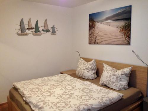 海利根达姆Lindenpalais Wohnung 24的卧室配有一张墙上帆板床