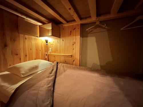 东京无国界旅馆的木墙客房的一张床位