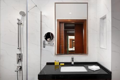 伊斯坦布尔莱文特德德曼酒店的一间带水槽和镜子的浴室