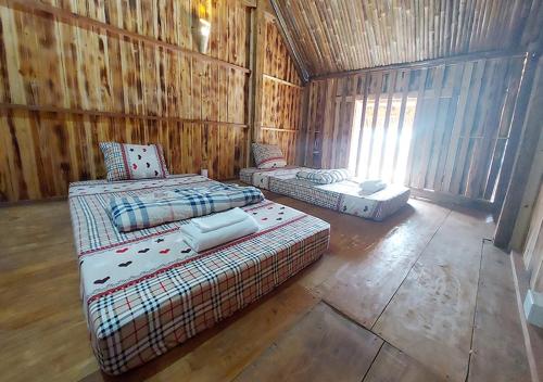 河江Quanba Taigoo - HomeStay的小木屋内带三张床的客房