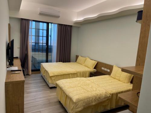 马公顺成休闲会馆的酒店客房设有两张床和电视。