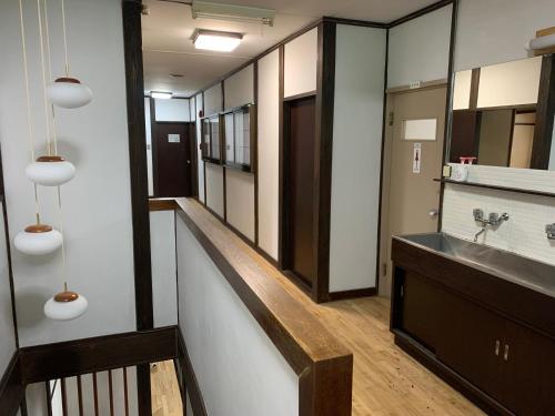 水上町Tanigawa Valley Lodge & Coffee Roastery的一间带水槽和镜子的浴室