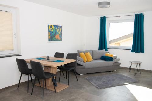 纳瑟莱特Landhaus Juleiko的客厅配有沙发和桌子