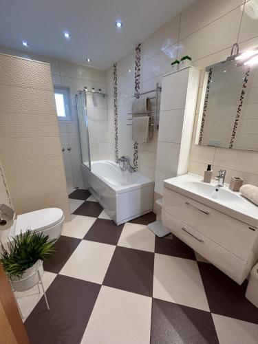 赫瓦尔Hvar Top View Luxury room的浴室配有卫生间、浴缸和水槽。