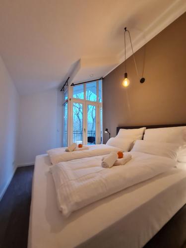 维尔道Penthouse in Villa am Wasser + Parken + WLAN + Netflix +Kamin的一间白色卧室,配有两张床和窗户