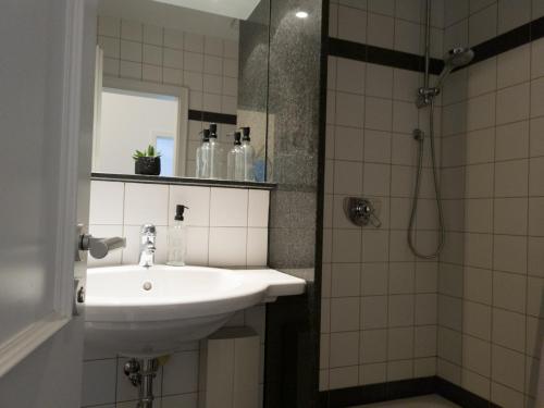 维尔道Penthouse in Villa am Wasser + Parken + WLAN + Netflix +Kamin的一间带水槽和淋浴的浴室