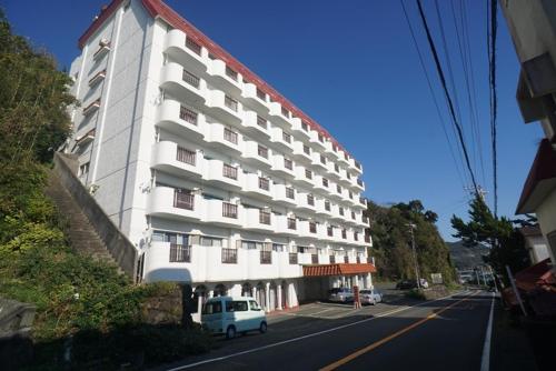 Harada伊豆白浜太洋マンション９１１的停在大建筑前的白色货车