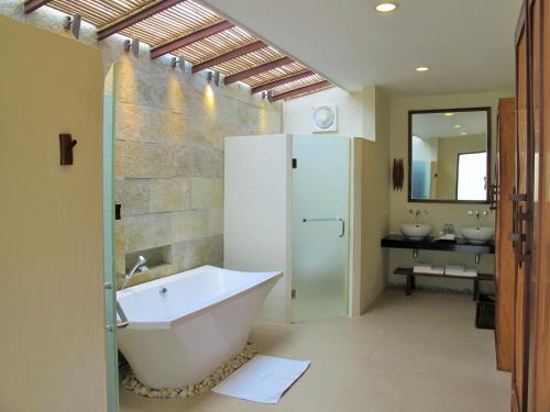 苏米龙岛Bluewater Sumilon Island Resort的带浴缸和两个盥洗盆的浴室