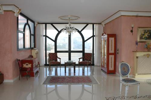卡斯特里尼亚诺德尔卡波Villa la Bifora by Salento com的客厅配有吊灯和大窗户
