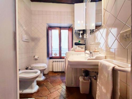 圣吉米纳诺Convento San Gimignano Apartments的白色的浴室设有卫生间和水槽。
