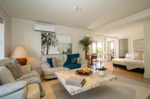 芒格努伊山Absolute Beach的客厅配有沙发和桌子