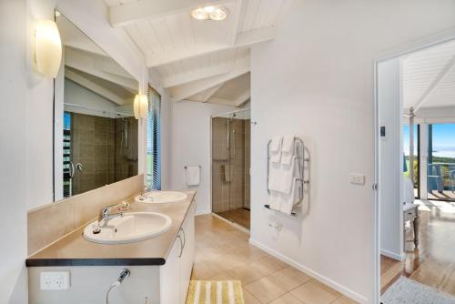 雅纳基Limosa Rise的一间带两个盥洗盆和淋浴的浴室