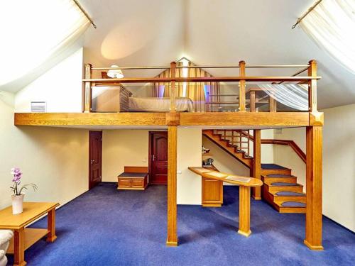 考纳斯Hotel Sfinksas的一张位于房间中的带螺旋楼梯的阁楼床