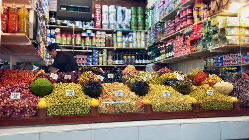 丹吉尔马兰汽车旅馆的一间商店里装满了各种水果和蔬菜