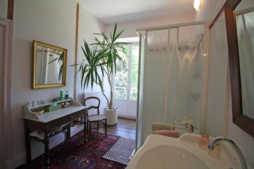 Royères-Saint-LéonardMasbareau, Demeure de Charme, B&B的带浴缸、水槽和淋浴的浴室