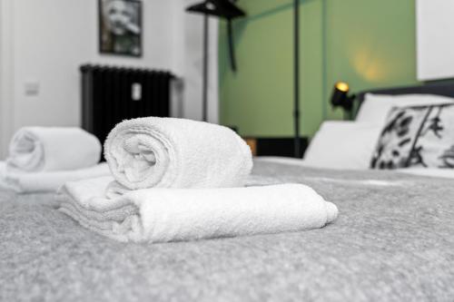 克雷费尔德APARTVIEW Apartments Krefeld - WLAN - Zentral - ruhig的床上的一大堆毛巾