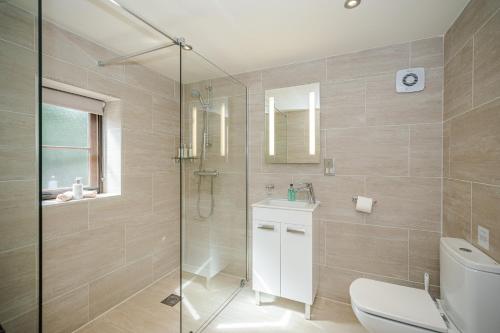 哈罗盖特Cold Cotes Harrogate的带淋浴、卫生间和盥洗盆的浴室