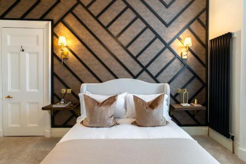 格拉斯哥The Devonshire Suite - Your 5 STAR West End Stay!的卧室配有白色的床和木墙