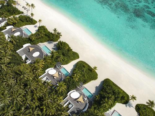 北马累环礁Jumeirah Olhahali Island Maldives的享有海滩和海洋的空中景致