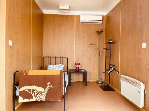BekecsLakeSide Mobile Home & Caravan Parking的一间卧室配有一张长颈鹿涂画床。