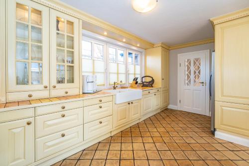 韦斯特兰Landhaus Nici的厨房配有白色橱柜和水槽
