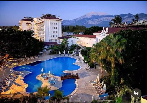 安塔利亚MIRAMOR HOTEL & Spa - ULTRA ALL INCLUSIVE的享有度假村游泳池的顶部景致