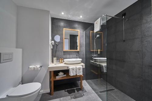 桑塔纳奎塔多夫拉奥酒店的浴室配有白色卫生间和盥洗盆。