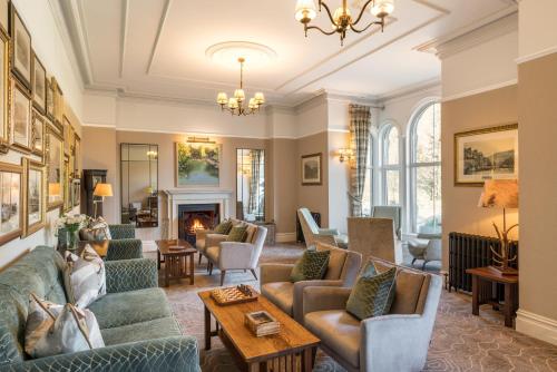 凯西克湖泊区博罗代尔酒店的带沙发和壁炉的客厅