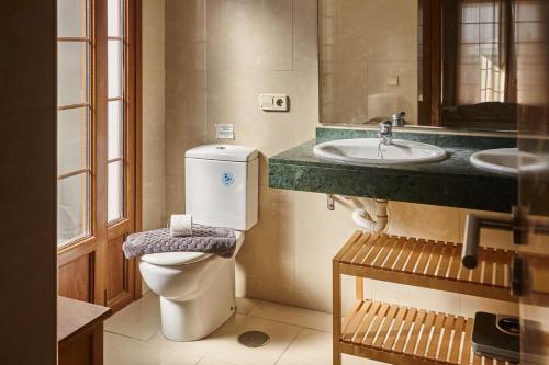 普拉亚布兰卡Villa Azure - LH122 By Villas Now Ltd的一间带卫生间和水槽的浴室