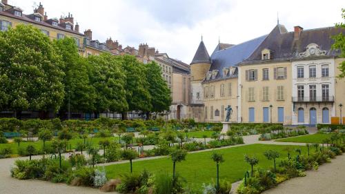 格勒诺布尔Les 3 arches - Grenoble的建筑前带花园的庭院