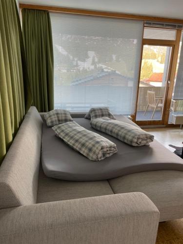 伦策海德2 Zimmer Wohnung的客厅内的一张床铺,配有两个枕头