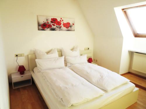 卡尔夫Ferienwohnung Nadine的客房内的白色床和白色枕头