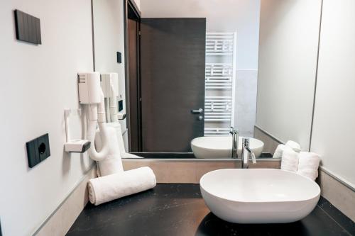 佩斯基耶拉德加达K MODERN HOTEL的一间带卫生间、水槽和镜子的浴室