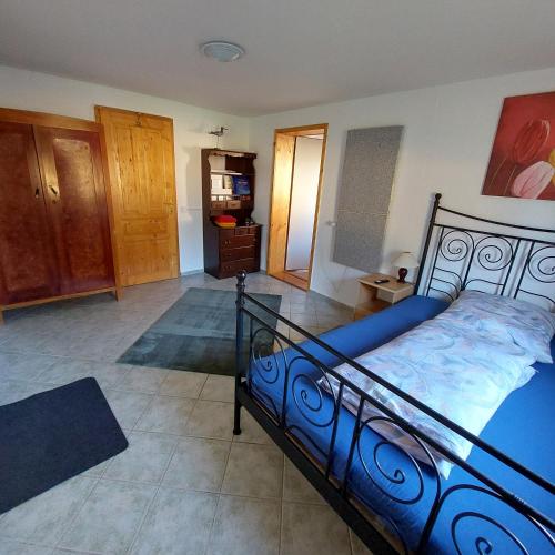 LócsJäger-Lodge的一间卧室配有一张带蓝色棉被的床